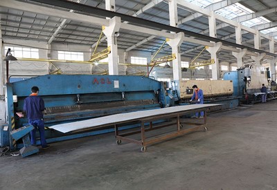 Press brake (able to bend sheet metal of 2mm thickness)